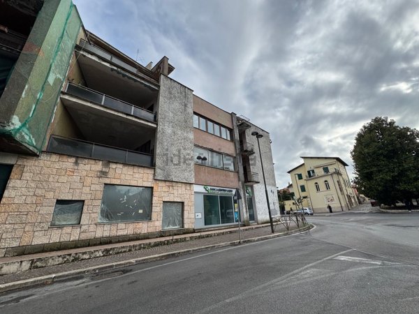 locale commerciale in affitto a Cave