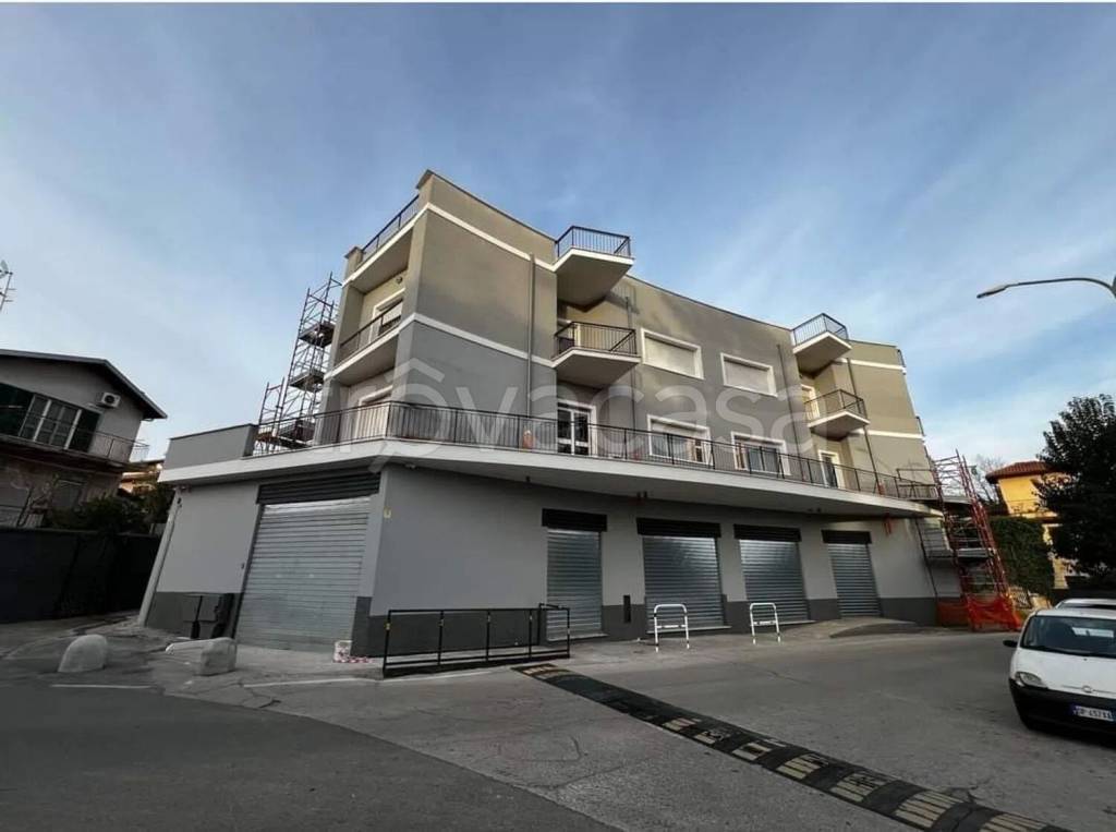 negozio in affitto a Cave