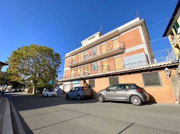 locale commerciale in affitto a Cave