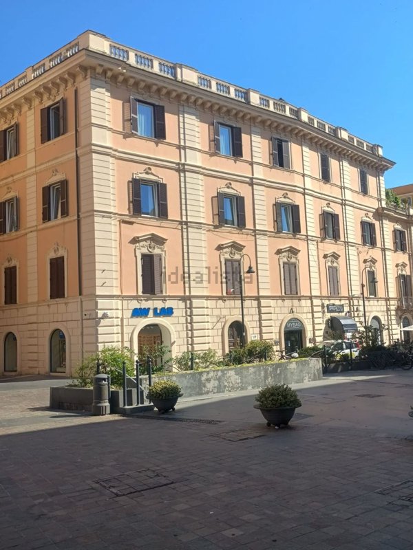 locale commerciale in affitto a Civitavecchia