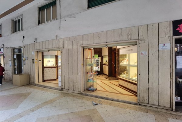 negozio in affitto a Civitavecchia