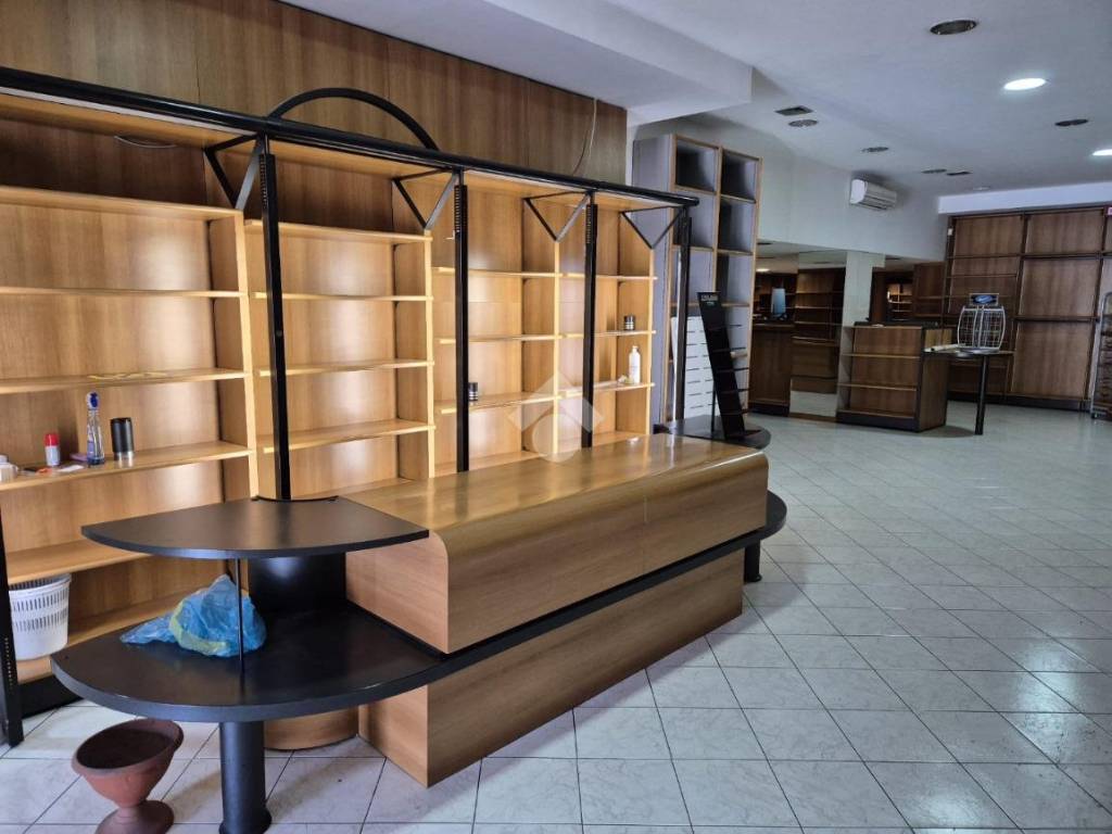 locale commerciale in affitto a Colleferro