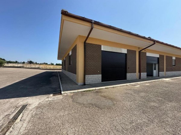 locale commerciale in affitto a Fiano Romano