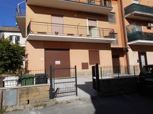 locale commerciale in affitto a Fiano Romano