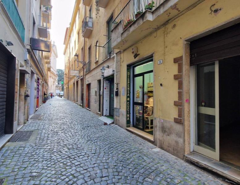locale commerciale in affitto a Frascati