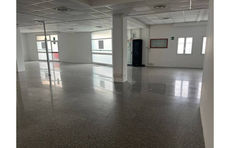 locale commerciale in affitto a Frascati