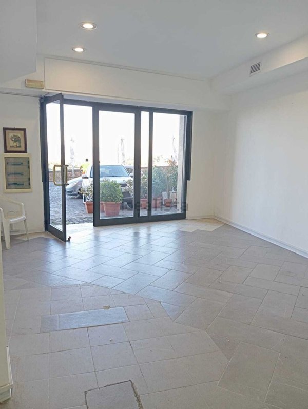 locale commerciale in affitto a Frascati