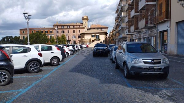 locale commerciale in affitto a Frascati