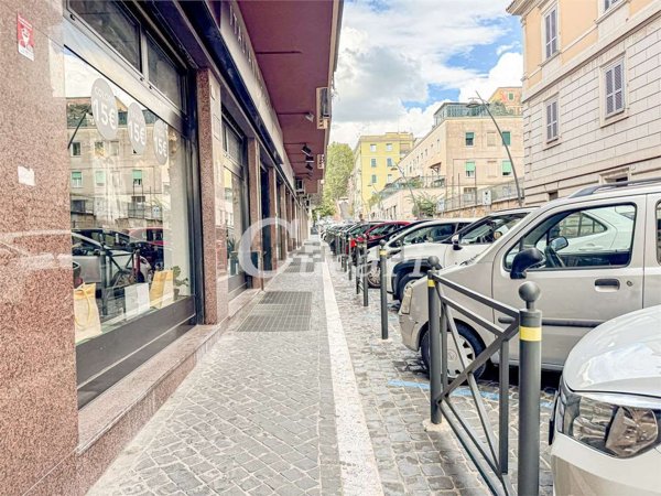 locale commerciale in affitto a Frascati