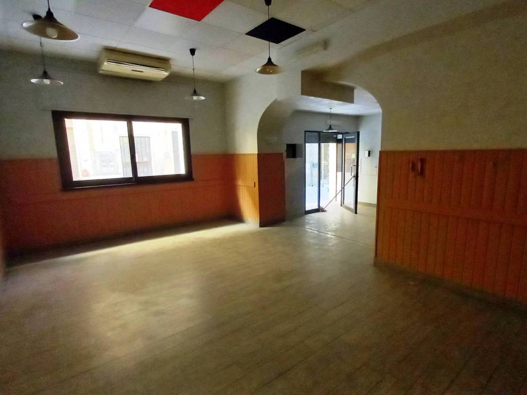 locale commerciale in affitto a Frascati