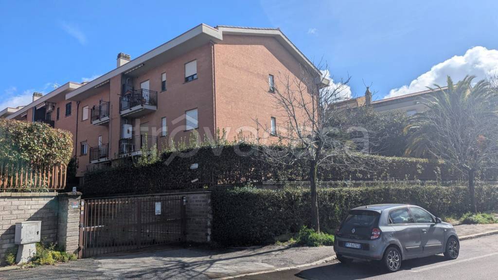 locale commerciale in affitto a Genzano di Roma