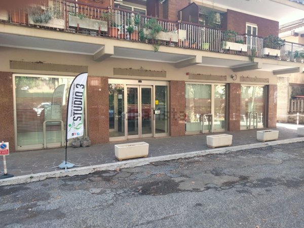 locale commerciale in affitto a Genzano di Roma