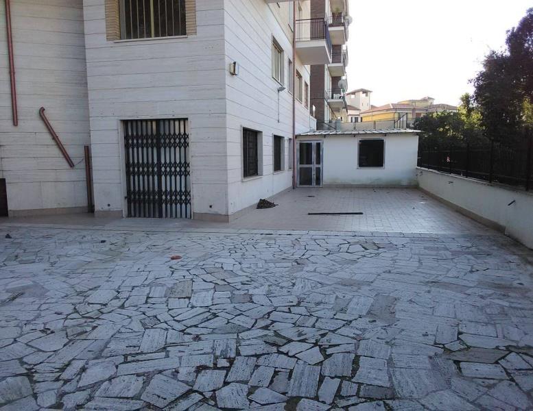 locale commerciale in affitto a Genzano di Roma