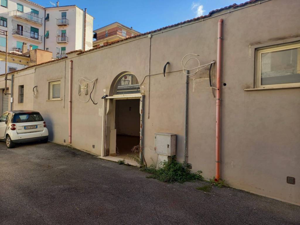 locale commerciale in affitto a Genzano di Roma