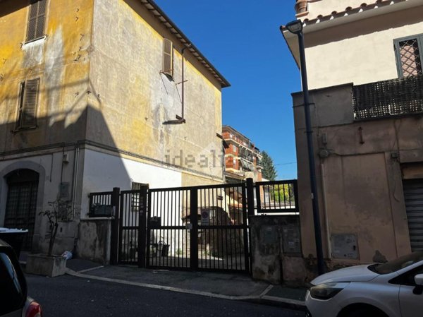 locale commerciale in affitto a Genzano di Roma