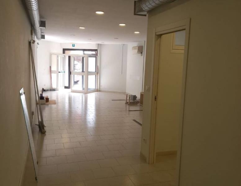 locale commerciale in affitto a Genzano di Roma