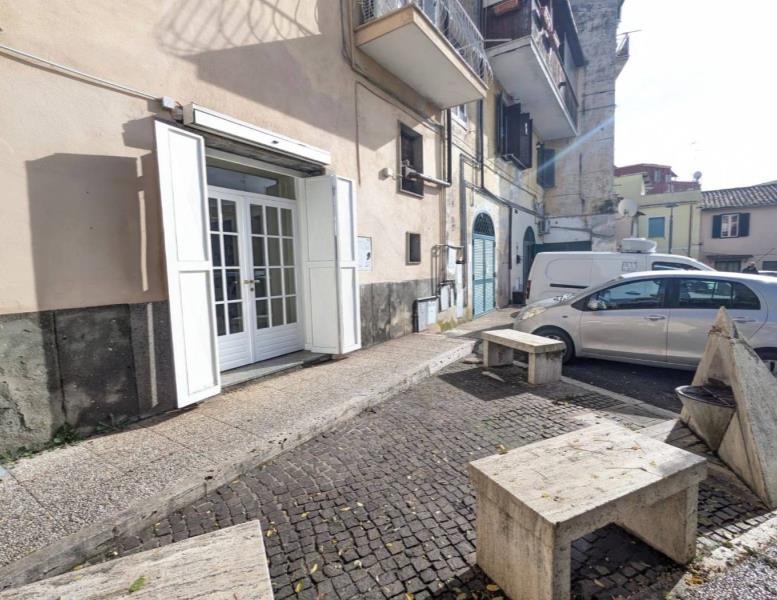 locale commerciale in affitto a Genzano di Roma