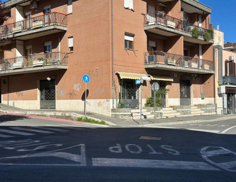 locale commerciale in affitto a Genzano di Roma