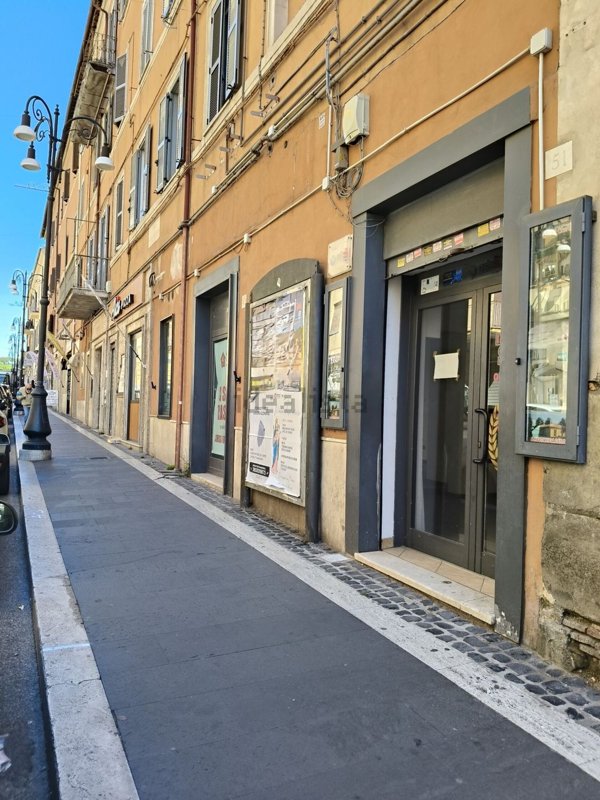 locale commerciale in affitto a Genzano di Roma