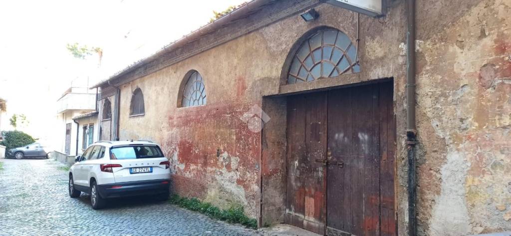 locale commerciale in affitto a Genzano di Roma