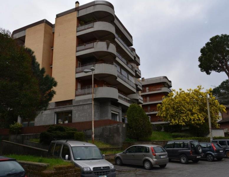 locale commerciale in affitto a Grottaferrata