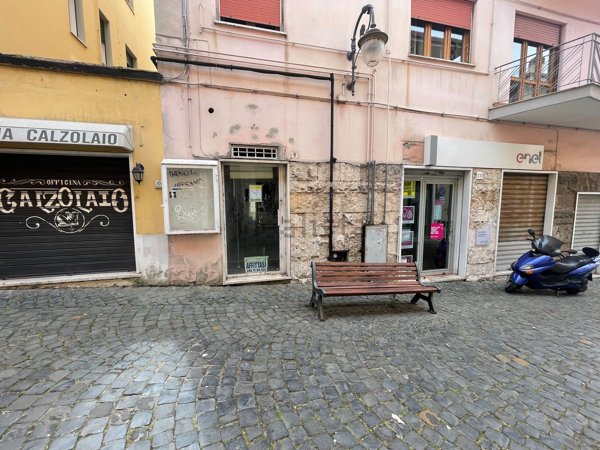 locale commerciale in affitto a Grottaferrata