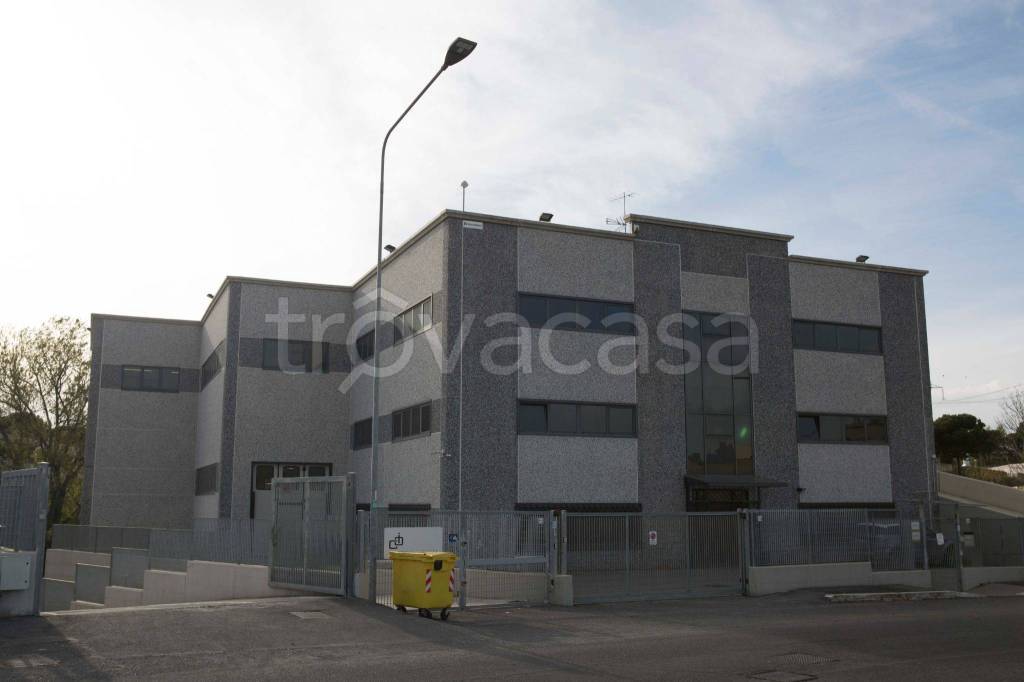 locale commerciale in affitto a Guidonia Montecelio