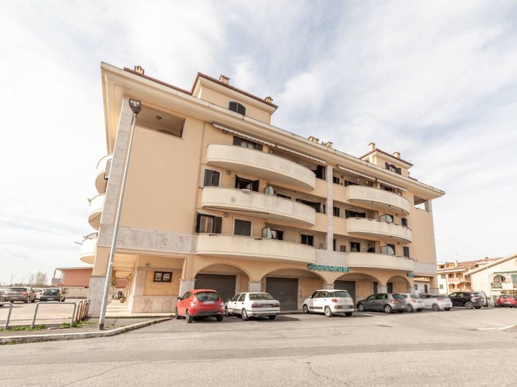 locale commerciale in affitto a Guidonia Montecelio