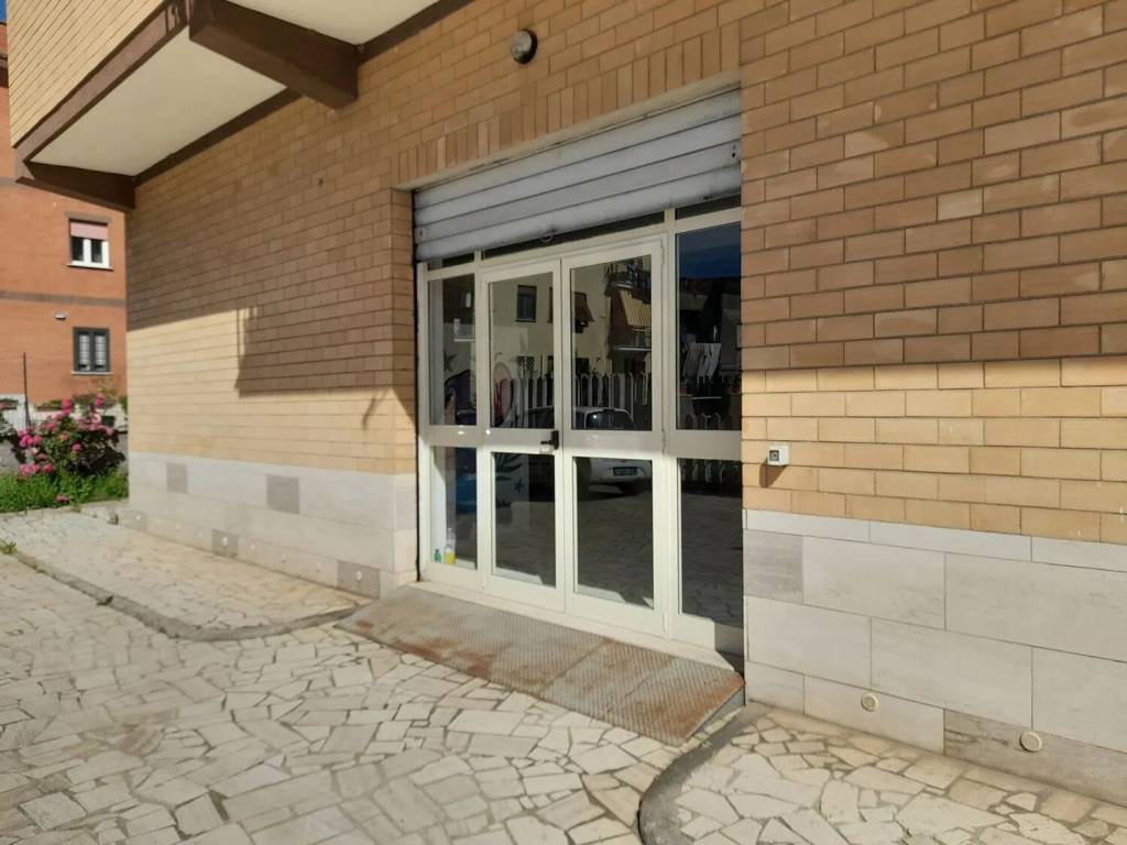 negozio in affitto a Guidonia Montecelio in zona Setteville