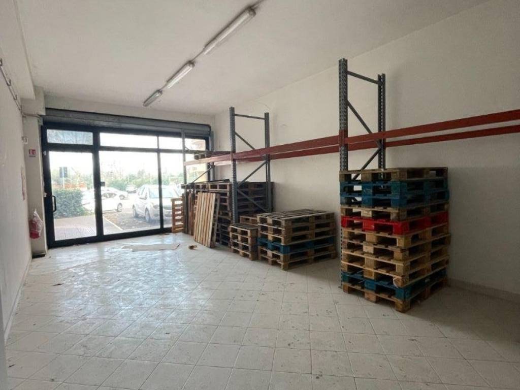 negozio in affitto a Guidonia Montecelio