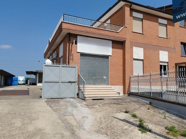 negozio in affitto a Guidonia Montecelio in zona Setteville