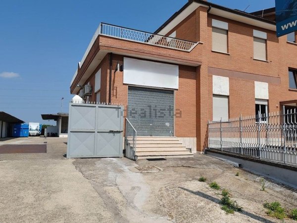 negozio in affitto a Guidonia Montecelio in zona Setteville