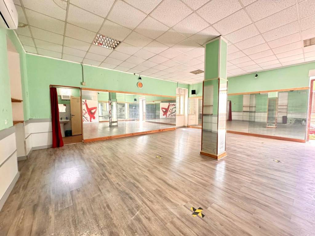negozio in affitto a Guidonia Montecelio in zona Villalba