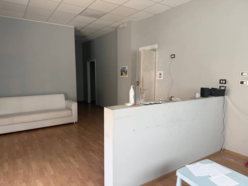 negozio in affitto a Guidonia Montecelio in zona Guidonia