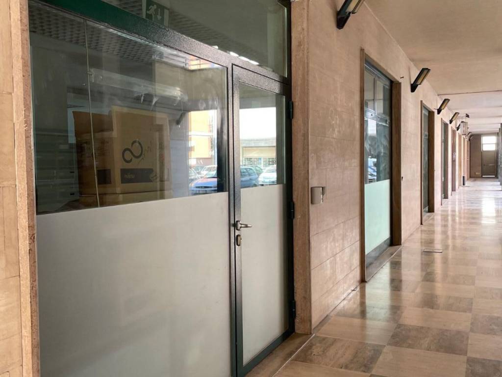 negozio in affitto a Guidonia Montecelio