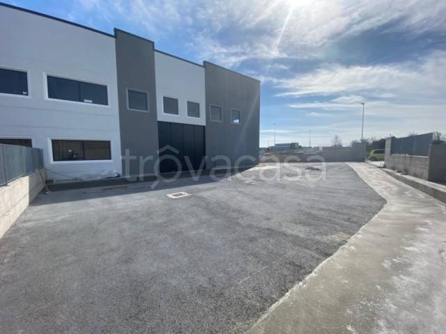 locale commerciale in affitto a Guidonia Montecelio