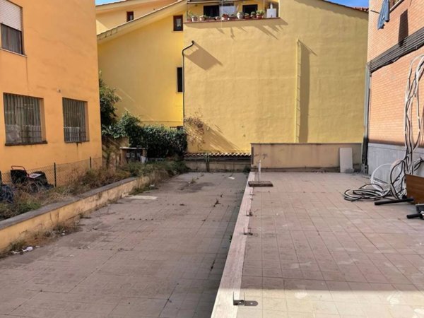 negozio in affitto a Guidonia Montecelio in zona Villalba