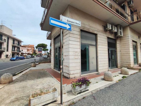 locale commerciale in affitto a Guidonia Montecelio