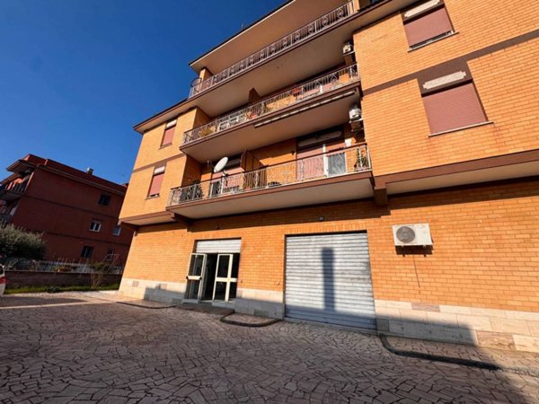 negozio in affitto a Guidonia Montecelio in zona Setteville