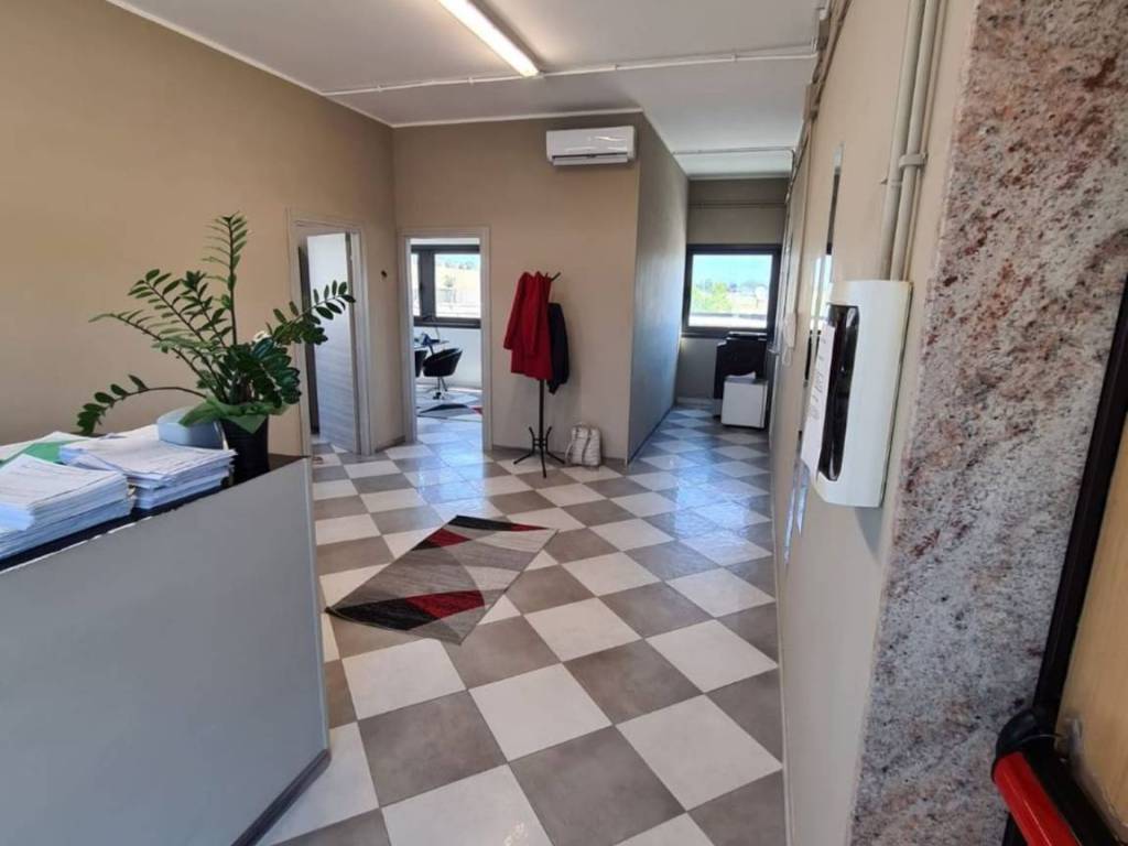 ufficio in affitto a Guidonia Montecelio in zona Guidonia