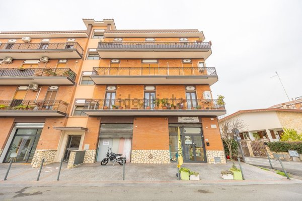 negozio in affitto a Guidonia Montecelio