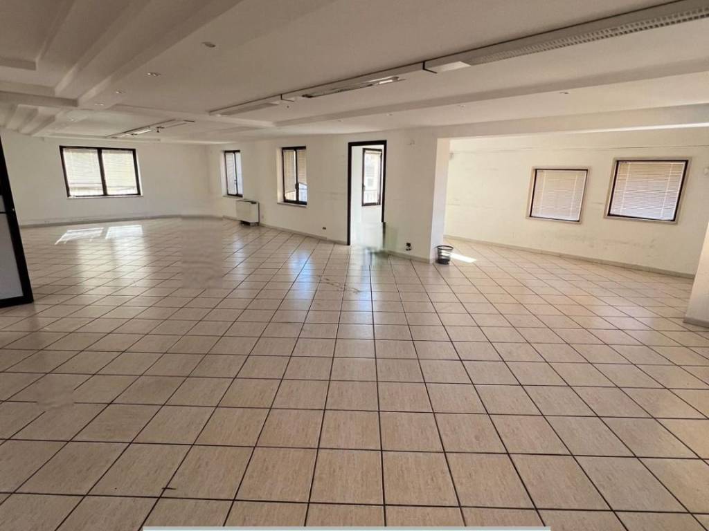 locale commerciale in affitto a Guidonia Montecelio