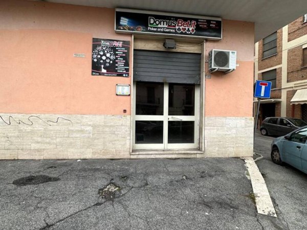 negozio in affitto a Guidonia Montecelio in zona Villanova