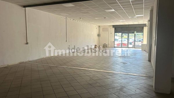 locale commerciale in affitto a Guidonia Montecelio