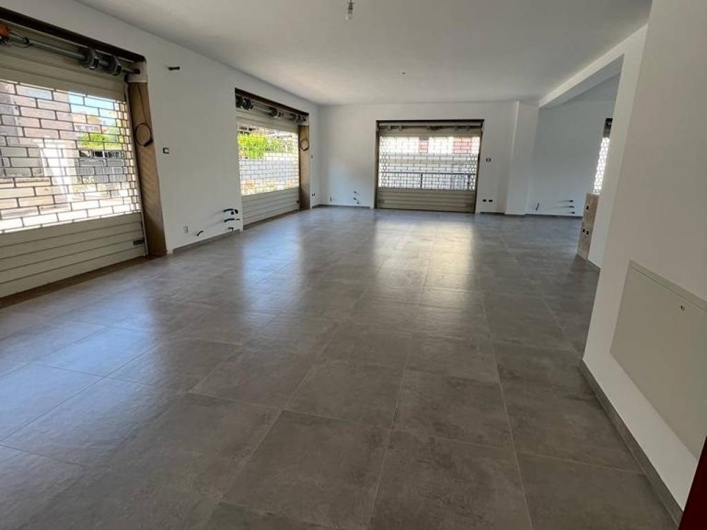 locale commerciale in affitto a Guidonia Montecelio