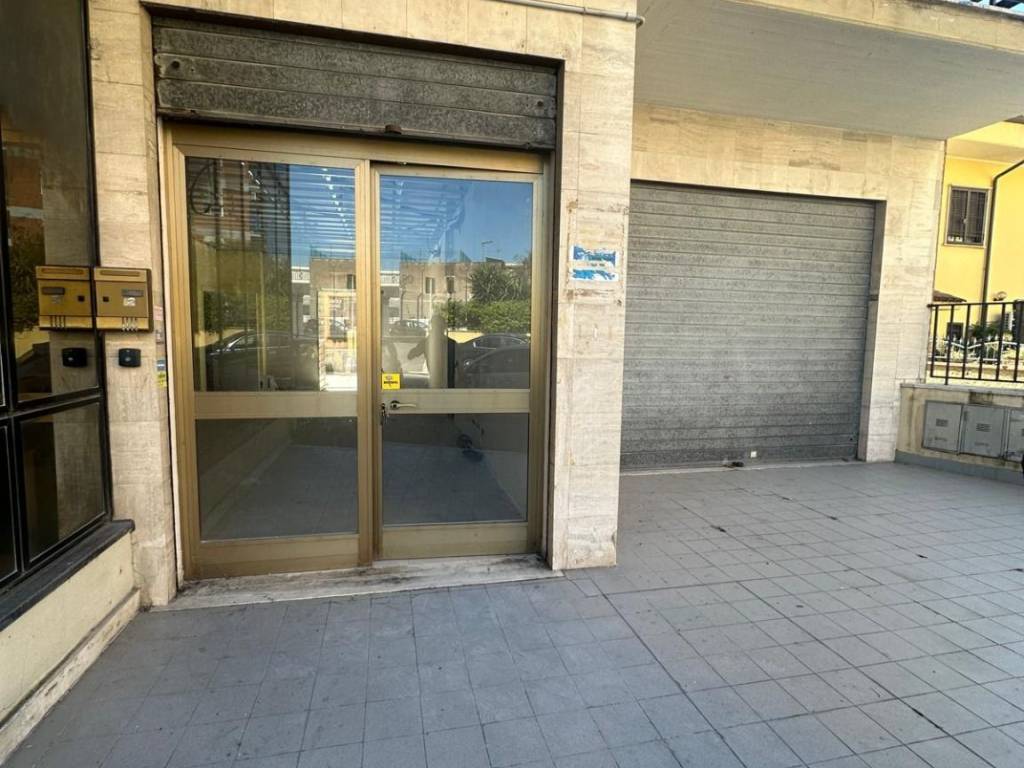 negozio in affitto a Guidonia Montecelio in zona Villalba