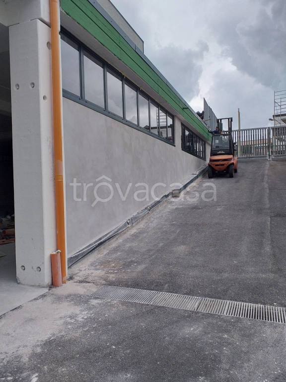 locale commerciale in affitto a Guidonia Montecelio