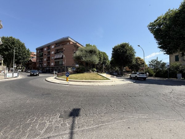 negozio in affitto a Guidonia Montecelio in zona Guidonia