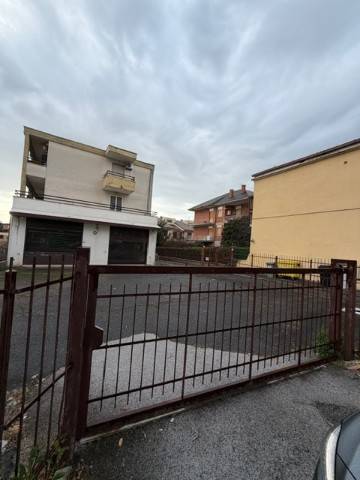 negozio in affitto a Guidonia Montecelio in zona Bagni di Tivoli
