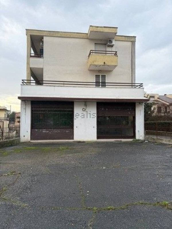 locale commerciale in affitto a Guidonia Montecelio in zona Bagni di Tivoli